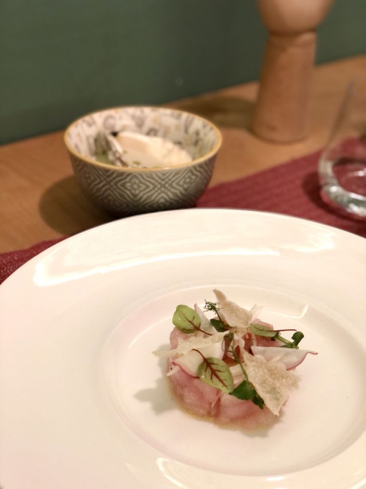 Tartare di pezzogna, ostrica e olio al basilico
