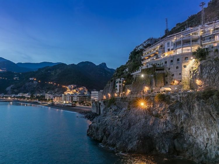 L'Hotel Club Due Torri e la spiaggia di Maiori
