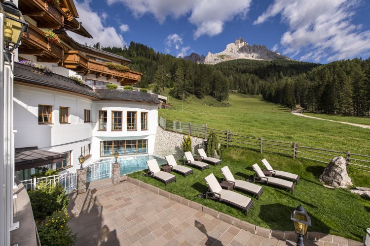 L'esterno con la piscina dell'Hotel Sonnalp, 4 stelle superior, inaugurato a Obereggen, in Val d'Ega, il 19 dicembre 1997