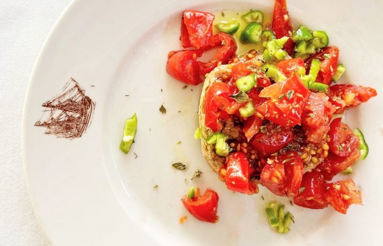 Colazione supersalentina con frisa, pomodoro tombo