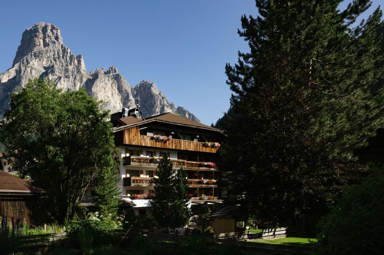 È l'Hotel La Perla ad ospitare la prima reunion delle Italian Cocktail Weeks. L'hotel è stato fondato da Ernesto Costa nel 1956 e oggi vanta ben altre tre case, ovvero il Berghotel Ladinia sempre a Corvara, l'Hotel La Posta a Bagno Vignoni in Toscana e l'Alpine Hotel Gand Fodà a San Vigilio di Marebbe