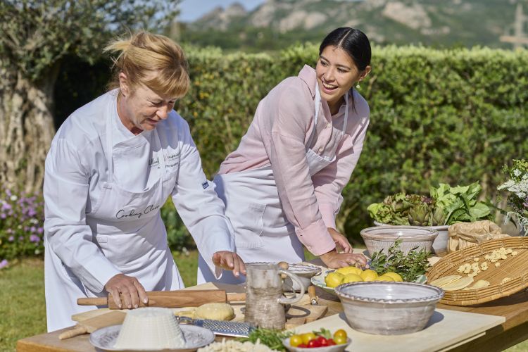 Tra le attività a cui partecipare, da non perdere i laboratori di pasta fresca per imparare a fare a mano chiusoni - i tipici gnocchi galluresi - seadas e ravioli