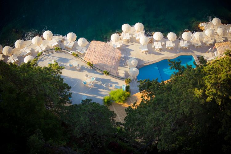 Dalle iniziali 6 camere, oggi il Santa Caterina di Amalfi conta 66 camere e suite, che sono un omaggio alle classiche dimore mediterranee, dotate di moderni comfort
