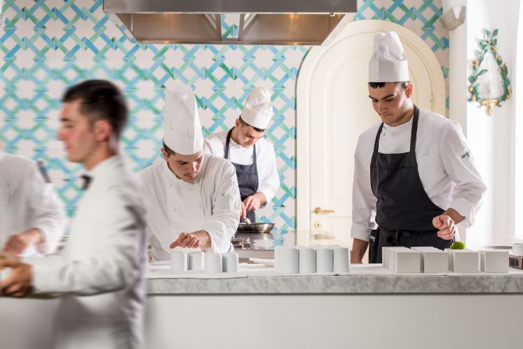 Giuseppe Stanzione, guida con la sua brigata la cucina sia dei due ristoranti, Al mare e Glicine, il gourmet, de La Terrazza, il bar-bistrot e il room service
