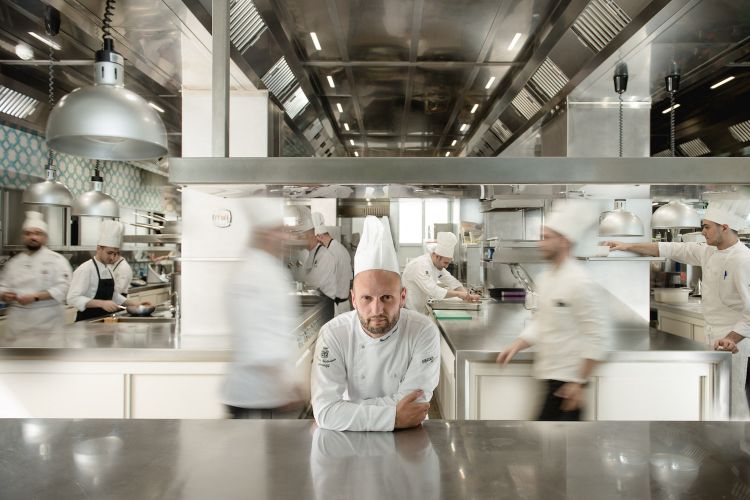 Giuseppe Stanzione, originario di Salerno, classe 1978, già 1 stella Michelin al ristorante Le Trabe di Paestum, a capo della cucina del Santa Caterina dal 2019
