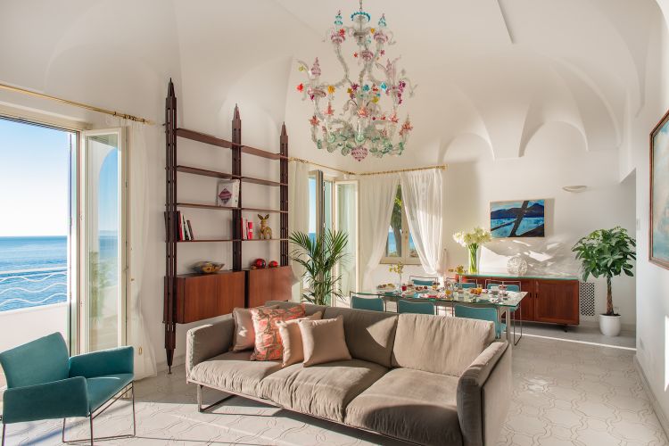 Tutte diverse, le eleganti suite di Villa della Marchesa, si trovano ad appena 150 metri dal Santa Caterina
