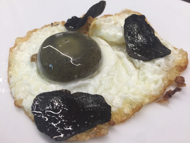 Huevo frito al tartufo nero
