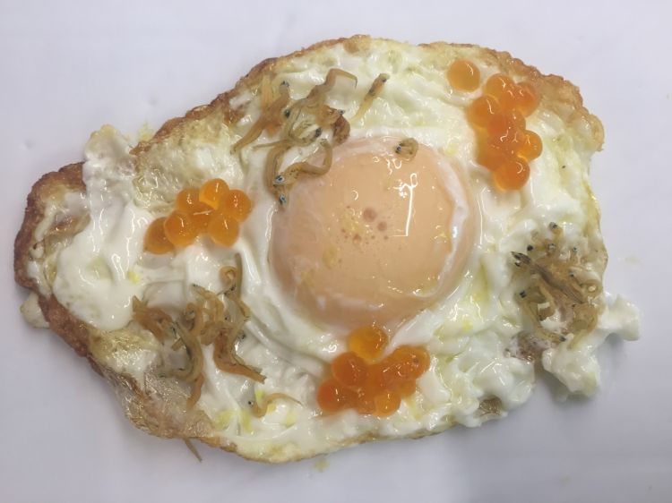 Huevo frito marino, perché il tuorlo è ottenuto dalle uova di salmone
