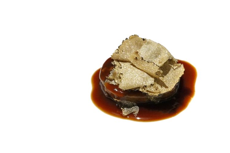 Quaglia à la royale farcita con porcini, guanciale e foie gras e cosparsa di tartufo nero. Maestria tecnica
