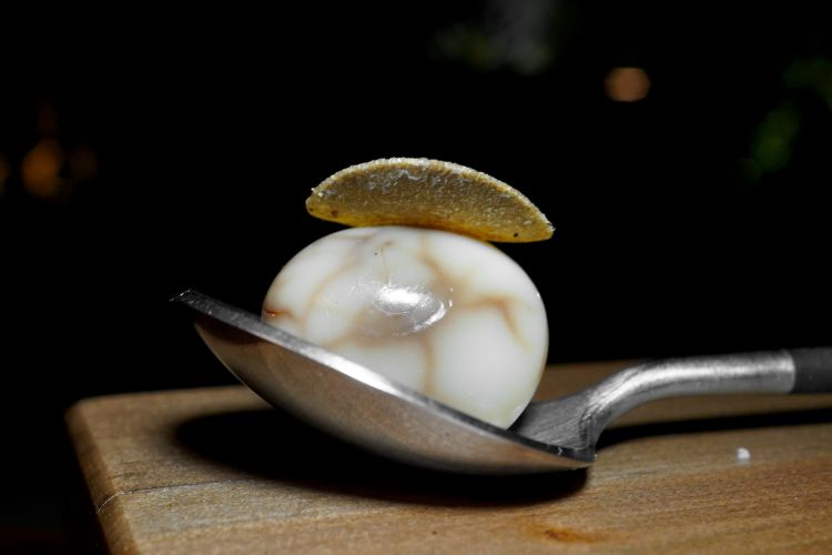 Uovo di quaglia marinato nel caffè, riduzione di aceto, tartufo estivo di Santa Severina
