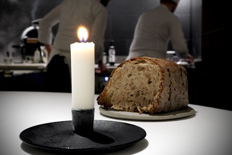 L'eccellente pane (di farina di frumento semintegrale, farina di segale e di farina di grano saraceno) viene servito con un burro salato aromatizzato con i gambi dell'origano selvatico, e poi con una candela di lardo di maiale (la miccia è di canapa)
