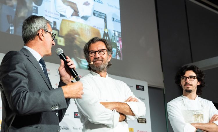 Riccardo Felicetti sul palco con Carlo Cracco e Luca Sacchi
