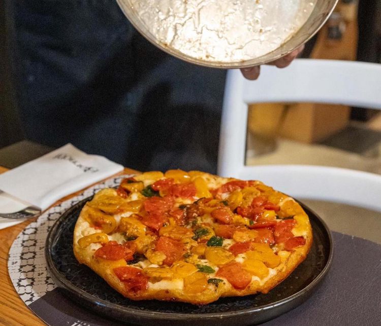 Una delle pizze "capovolte" de I Borboni, ispirate alla Tarte Tatin
