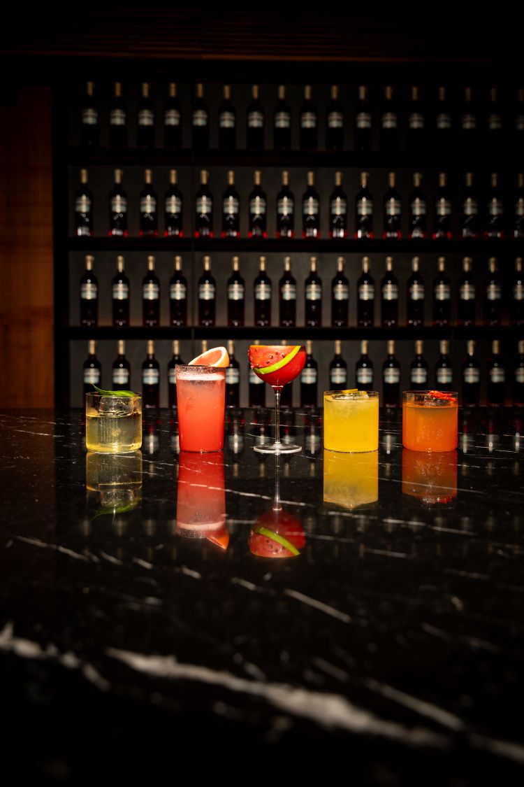 Tutti i drink della serata: in ordine Stranger in Mexico, Fluffy Paloma, Watermelon Negroni shakerato, Smokey Garden e Datterino Negroni (credits photo: Coqtail for fine drinkers e Julie Couder)