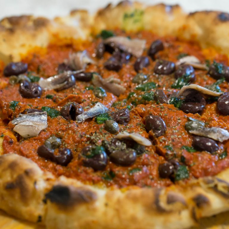 Tra gli abbinamenti perfetti c'è la Pizza alla marinara con lo champagne. Nella foto quella de I Masanielli
