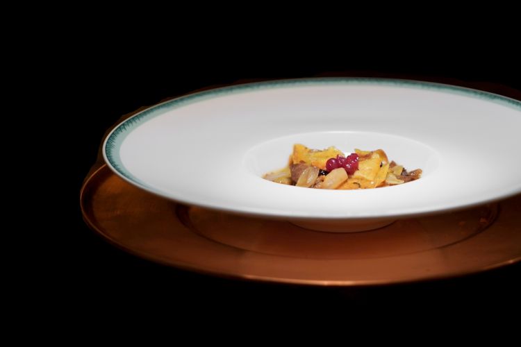 I mlinci in inverno: pasta fresca, leggermente abbrustolita, anatra arrosto, mirtilli, scalogni e uvetta. (I mlinci sono una pasta fortemente legata alla cultura slava: si asciuga in un clima di montagna, che è umido, e quindi si utilizza il fuoco, prende così note di fumo. Poi viene rotta, bollita e servita tradizionalmente come side dish, perché il primo all’italiana non fa parte della cultura gastronomica slava. Qui invece diventa un piatto “nostro”)