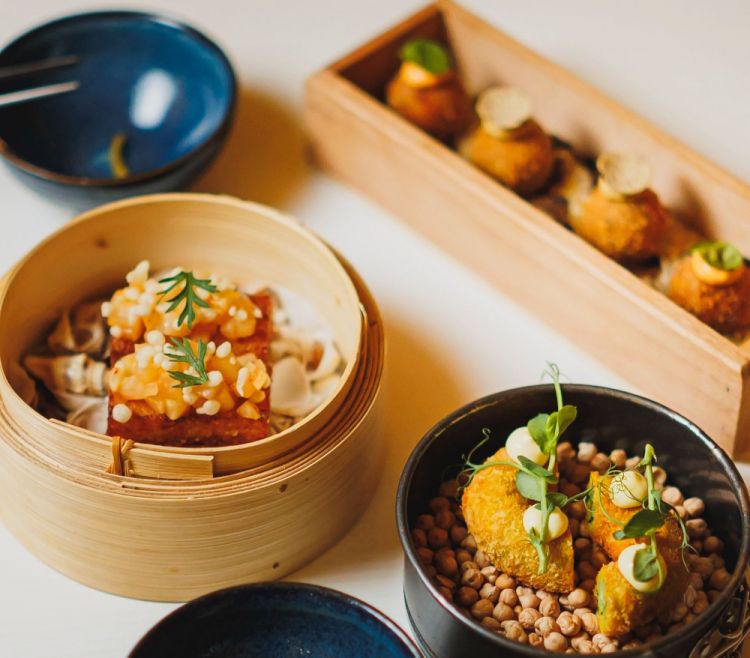 I nostri frittini
Arancino alla pizzaiola, arancino al tartufo, ciambellina di patata, riso croccante con sedano rapa e marmellata di peperoncino, segmento di limone fermentato

