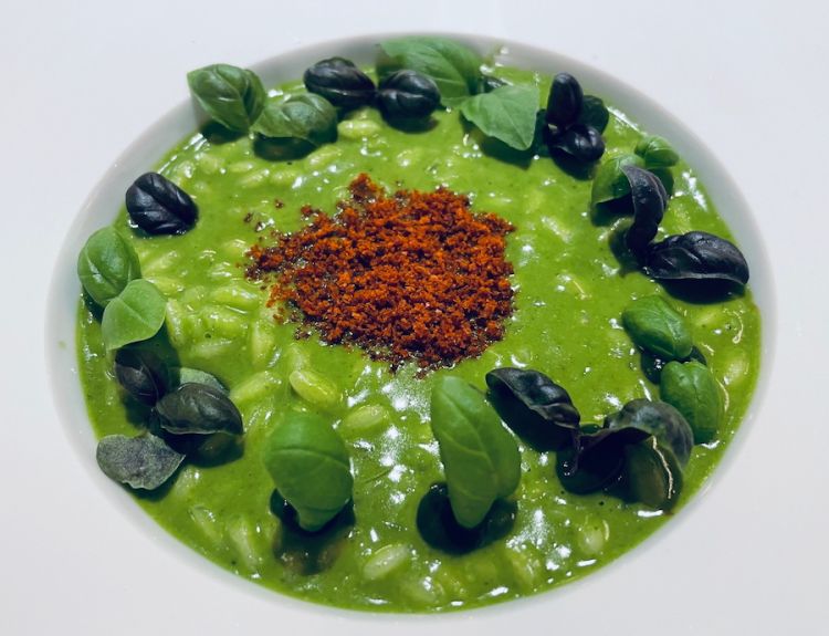 Risotto mantecato al pesto di basilico, crostacei, menta, ricci di mare e pinoli
