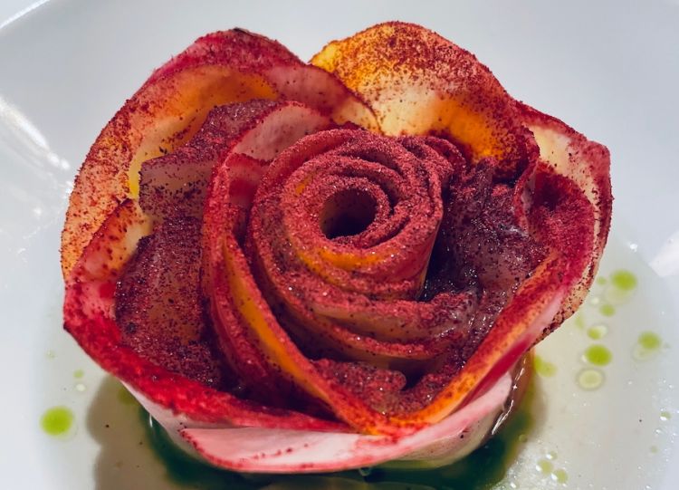 Rosa di gambero viola, ibisco, daikon al vermuth, mandorle