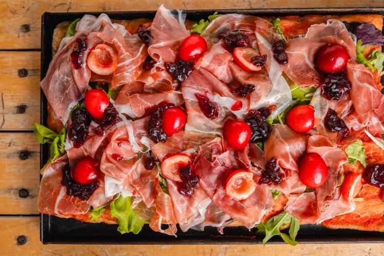 Una pizza di L’Arte Bianca di Gabriele, in questo caso Culatta, ciliegie rosse e confettura ciliegie nere