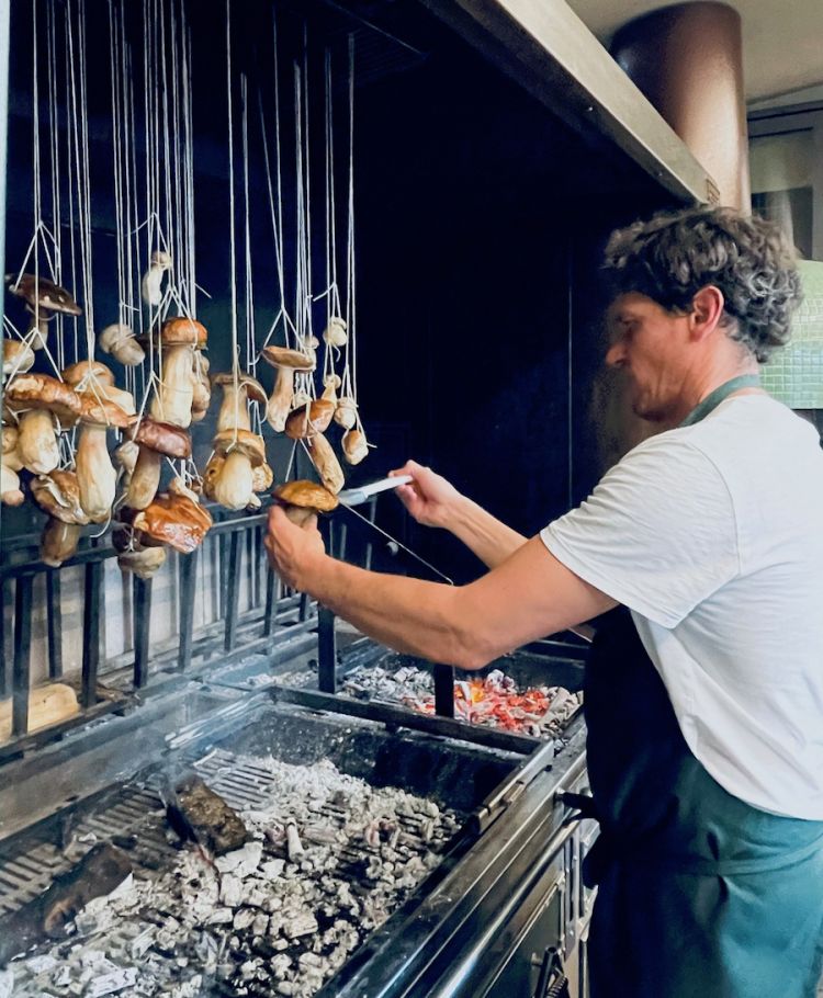 Rodolfo Guzman, chef cileno di Santiago, ha catturato l'attenzione di tutti con un originale modo di grigliare i funghi
