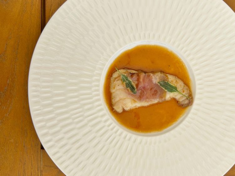 Idea di saltimbocca di Fiumicino: saltimbocca di cernia, prosciutto di pesce spada, fondo di cernia e burro acido