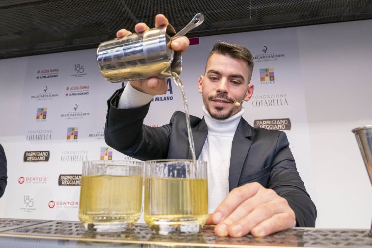 «Io punto molto su freschezza, bevibilità e semplicità»: Federico Turina prepara anche il secondo drink
