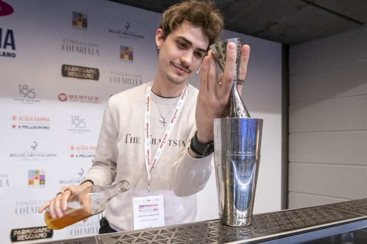 Alessandro Santini, uno dei barman del The Craftsman, prepara uno dei cocktail dell'incontro
