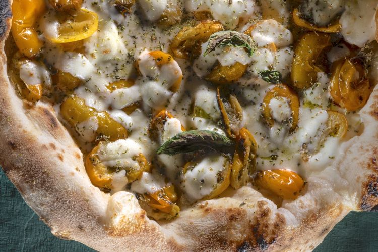 Una delle pizze (questa è di Ciro Oliva) presenta