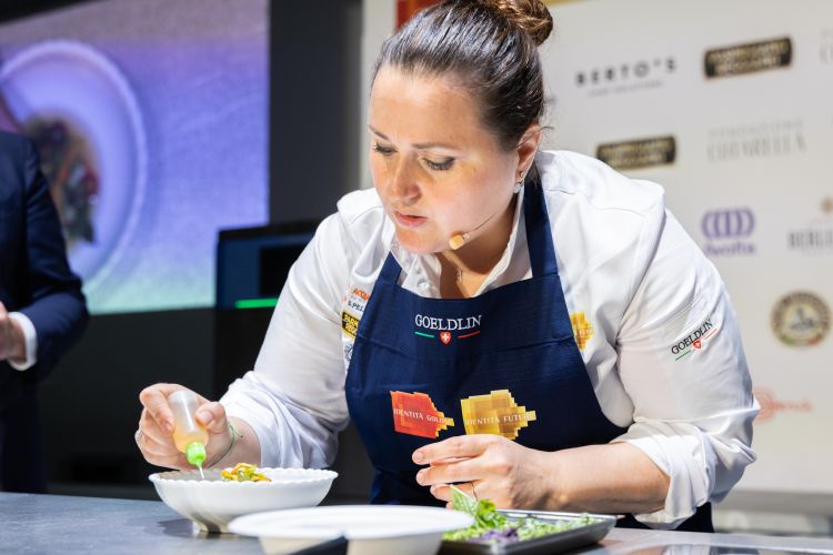 Caterina Ceraudo mentre cura i dettagli del suo piatto
