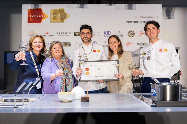Da sinistra Cinzia Benzi, la signora del vino di Identità Golose, Cristina Ziliani, Vice President & Head of Corporate Relations di Berlucchi Franciacorta, Andrea Aprea, chef del ristorante ospitato all'interno della Fondazione Rovati a Milano, Jessica Rocchi, responsabile di sala e cantina del ristorante Andrea Aprea e Andrea De Gaudenzio, un giovane collaboratore di Aprea