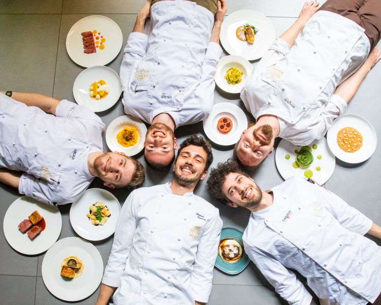 La brigata dell'Hub guidata dal resident chef Edoardo Traverso, con Riccardo, Andrea, Sabino, Federico e - ai lievitati - pane e pizza, Daniele
