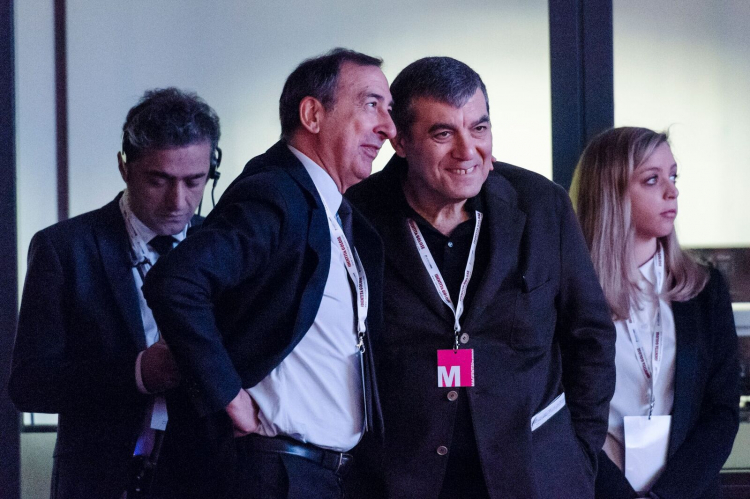 Chiacchiere tra Claudio Ceroni e il sindaco di Milano, Beppe Sala, nel backstage di Identità
