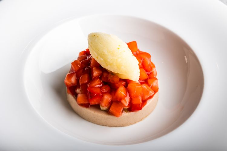 Mousse alle mandorle, fragole e sorbetto al lime 