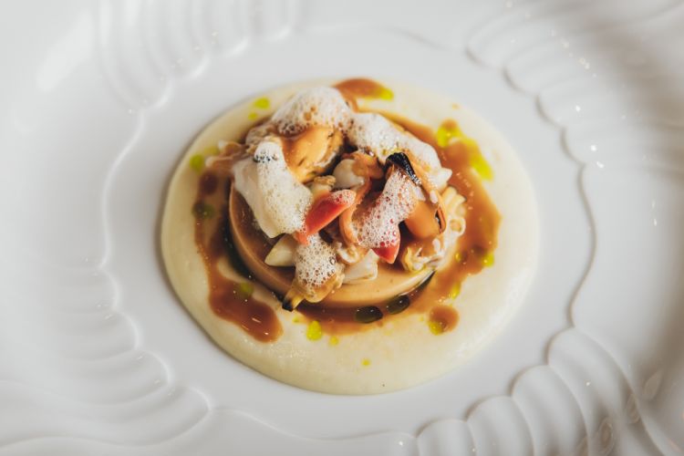 Frutti di mare con spuma di patata affumicata, bavarese ai crostacei e olio al prezzemolo