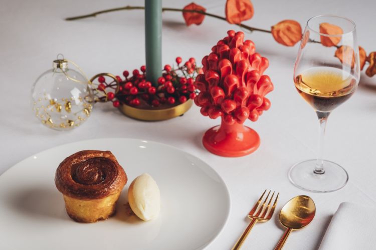 Torta di rose con gelato alla vaniglia