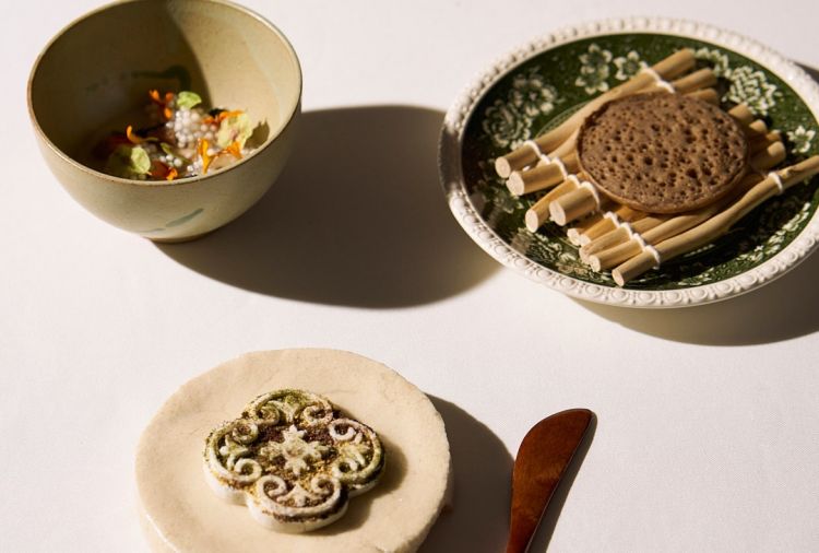 Iftar: «È più di un dessert: è un percorso in tre atti, un omaggio a storie e sapori lontani. Si apre con la Muhallabiya alle rose, un dolce di latte e amido, un pilastro mediorientale le cui radici affondano in influenze persiane e bizantine, portando con sé eco di antiche tradizioni. Il percorso prosegue con Ricotta di mandorle, sommacco, limone salato e cenere di agrumi, un equilibrio di contrasti che esalta la purezza degli ingredienti. Infine, l'Injera al farro monococco e ghiande, un pane fermentato tipico di Etiopia ed Eritrea e simbolo di comunità e resilienza culturale, che chiude il cerchio di questo dessert. Iftar è la nostra visione del dessert come ponte tra culture»