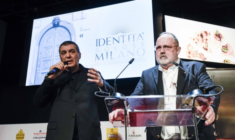 Claudio Ceroni e Paolo Marchi, fondatori di Identità Golose, mentre annunciano la nascita di Identità Milano dal palco del congresso, nello scorso marzo
