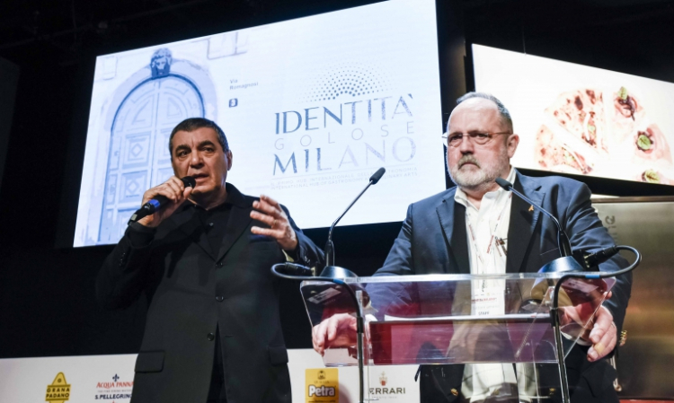 Claudio Ceroni e Paolo Marchi, fondatori di Identità Golose, mentre annunciano la nascita di Identità Milano dal palco del congresso, nello scorso marzo
