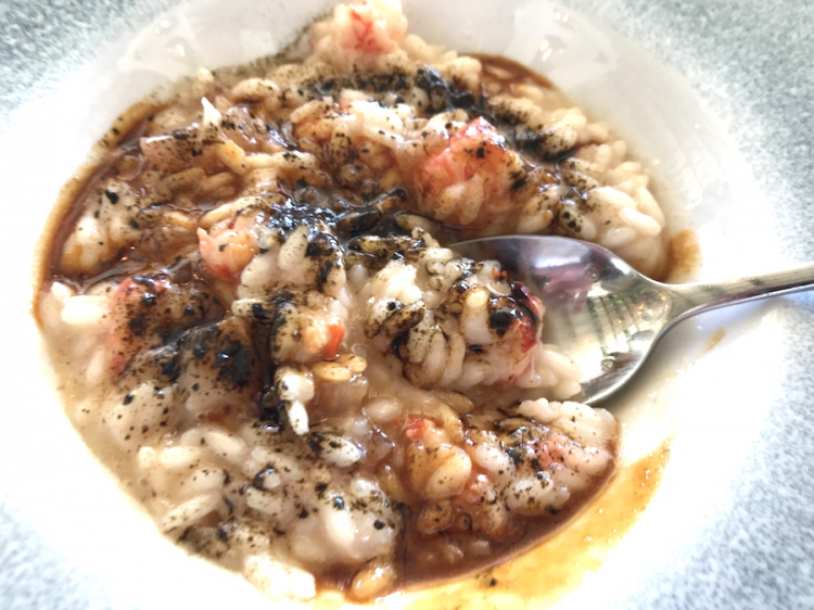 Risotto with prawns, veal nerves and powdered liquorice by Annie Feolde and Alessandro Della Tommasina. Photo Paolo Marchi
