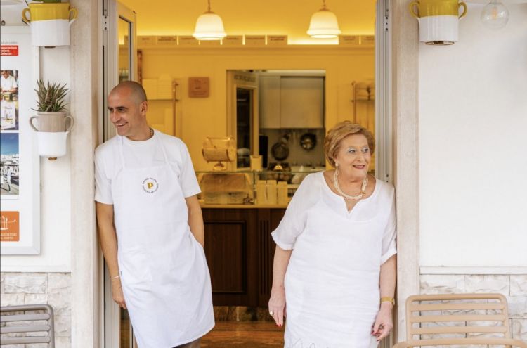 Iginio Ventura con mamma Giuseppina, detta Pina, all'entrata della gelateria Pinagel di Peschici (Foggia)