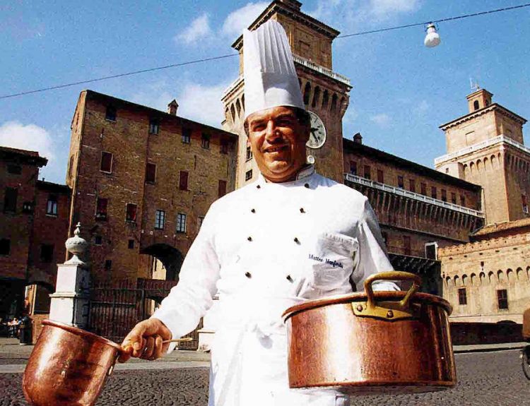 Igles Corelli una trentina di anni fa in piazza a Ferarra
