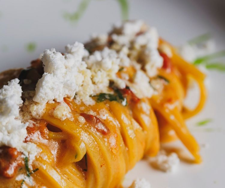 Signature dish
Tagliolino fatto in casa, aglio olio e peperoncino, crema al burro con riccio di mare, purea di pisello, buccia di limone e polvere di olio extravergine d&rsquo;oliva
