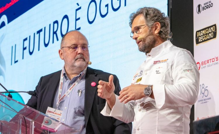 Carlo Cracco sul palco con Paolo Marchi
(Tutte le