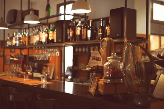 Il bancone del ristorante. La lista d'attesa per accaparrarsi un tavolo è già importante (foto Paolo Zuf)
