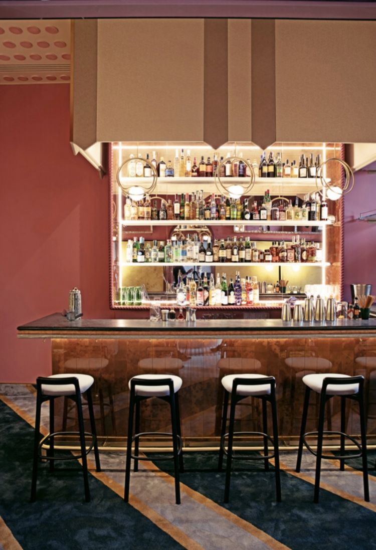 Interni dell'Experimental Cocktail Club: un piccolo gioiello di design e miscelazione.
