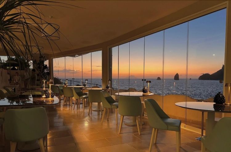 La sala del ristorante Il Cappero, con vista sui f