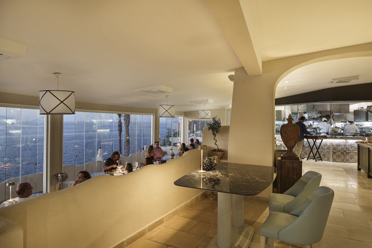 La sala del ristorante Il Cappero, presso il Therasia Resort di Vulcano