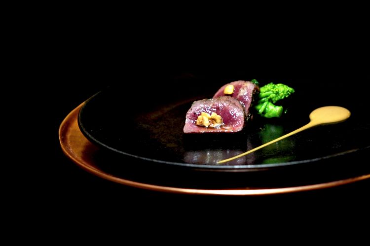 Il daino tra i noccioli: lombo di daino con cime di rapa e nocciole. Ci spiegano che nell’area tra San Daniele e Fagagna – ossia sui colli a Ovest di Udine - ultimamente si è sviluppata molto la coltivazione delle nocciole