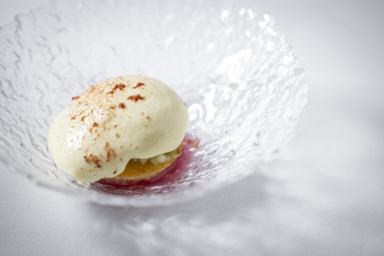 Il dessert a base di rabarbaro di Souvenir, foto Kris Vlegels